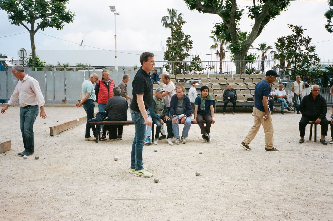 Partie de pétanque en plein air sur un boulodrome du sud de la France